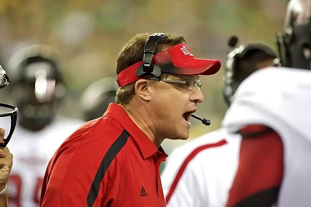 Former Arkansas State Red Wolves Head Coach Gus Malzahn calls a play against the Oregon Ducks