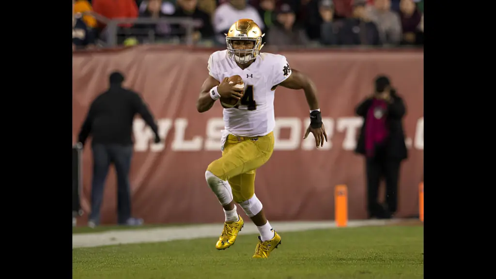 Notre Dame Fighting Irish quarterback DeShone Kizer runs with the football in the game against the Temple Owls