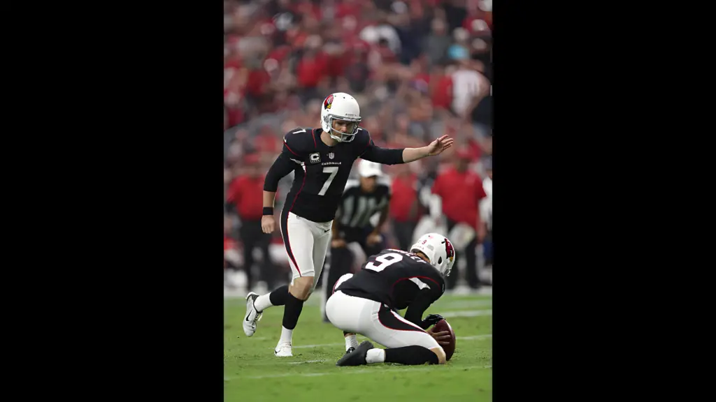 Arizona Cardinals kicker Chandler Catanzaro kicks a field goal against the Los Angeles Rams during the NFL game