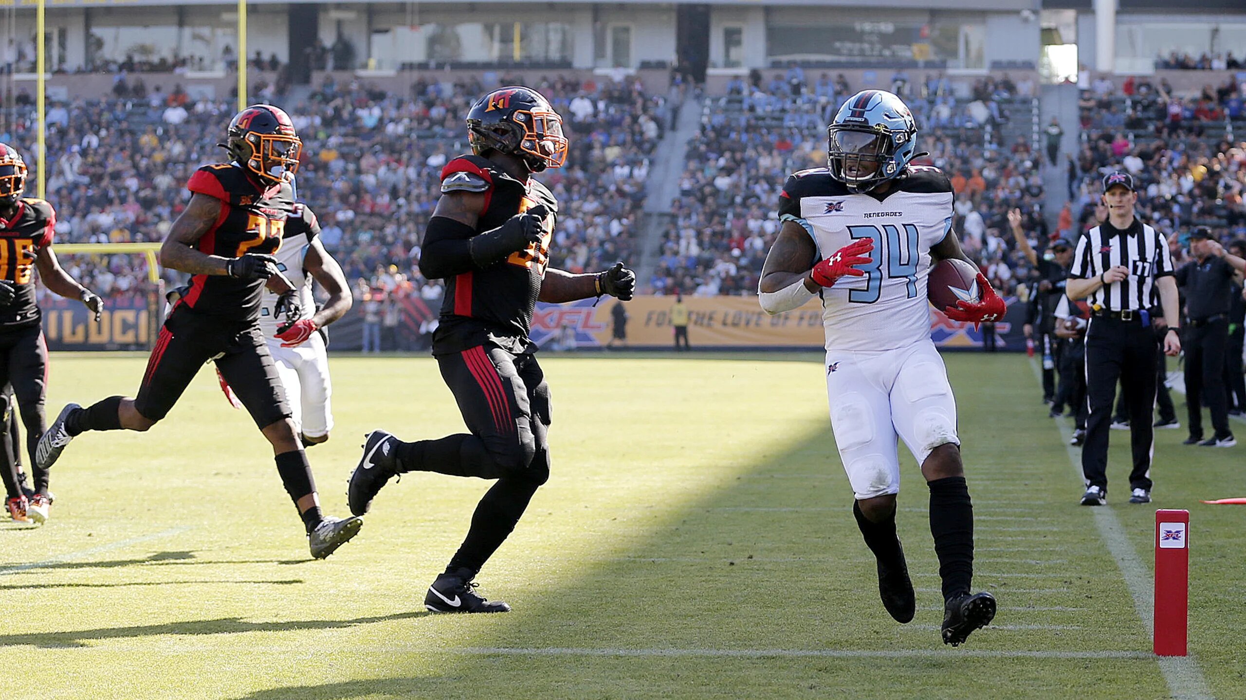 Dallas Renegades running back Cameron Artis-Payne scores a touchdown against the Los Angeles Wildcats