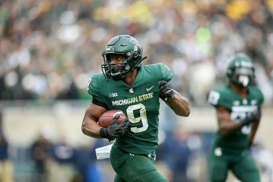 Former Michigan State Spartans running back Kenneth Walker III carries the football against the Michigan Wolverines 