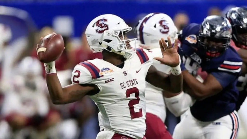 South Carolina State quarterback Corey Fields Jr. attempts a pass against the Jackson State Tigers in the 2021 Celebration Bowl 
