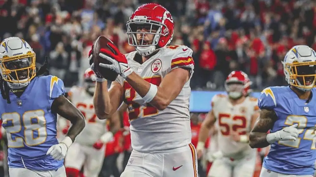 Kansas City Chiefs tight end Travis Kelce scores the game-winning touchdown against the Los Angeles Chargers