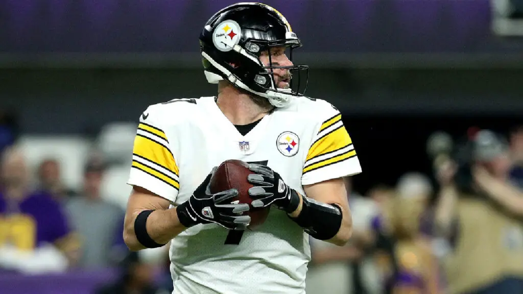 Former Pittsburgh Steelers quarterback Ben Roethlisberger looks to pass the football against the Minnesota Vikings