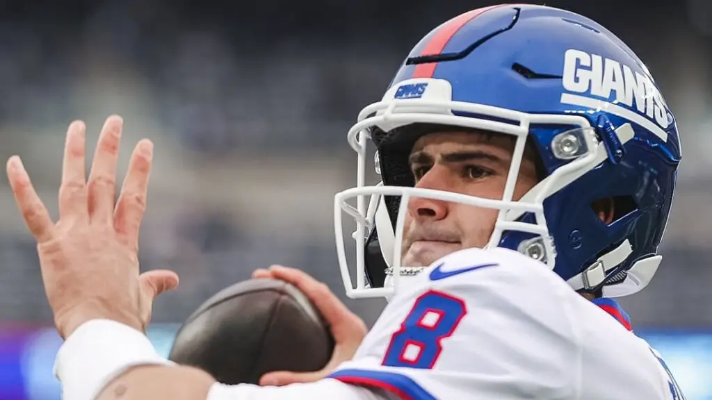 New York Giants quarterback Daniel Jones warms up before their game with the Philadelphia Eagles