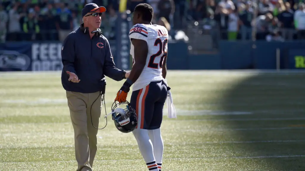 Former Chicago Bears head coach John Fox speaks with Antrel Rolle against the Seattle Seahawks
