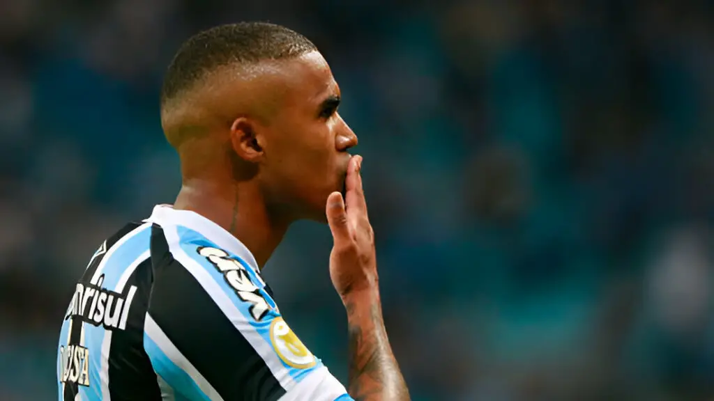 Gremio soccer player Douglas Costa celebrates after scoring the fourth goal of his team’s game against Atletico Mineiro