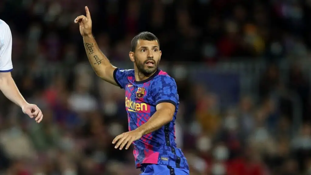 Barcelona star Sergio Agüero points in the air as he looks for the futbol