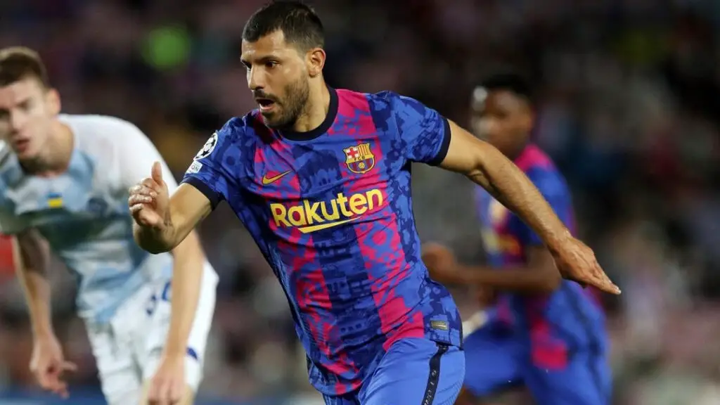 Barcelona star Sergio Agüero goes after the ball in a game