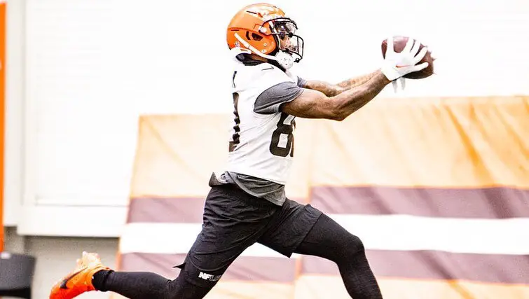 Former Cleveland Browns wide receiver Jarvis Landry makes a reception in practice
