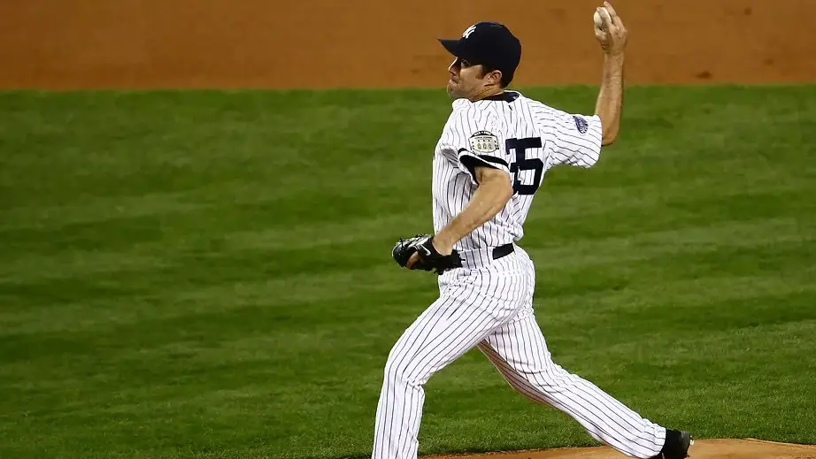 Former New York Yankees pitcher Mike Mussina pitching against the Chicago White Sox