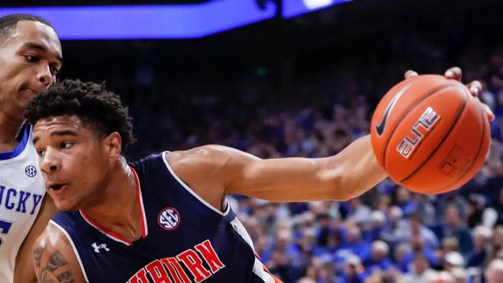Auburn Tigers player Chuma Okeke drives to the basket during the game against the Kentucky Wildcats