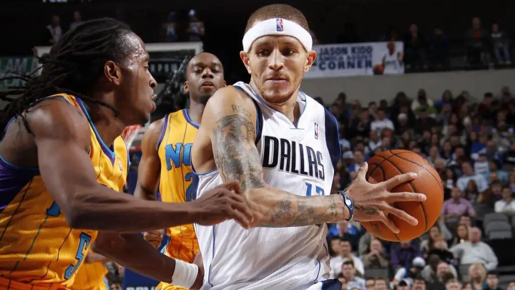 Dallas Mavericks guard Delonte West drives to the basket against Carldell Johnson against the New Orleans Hornets