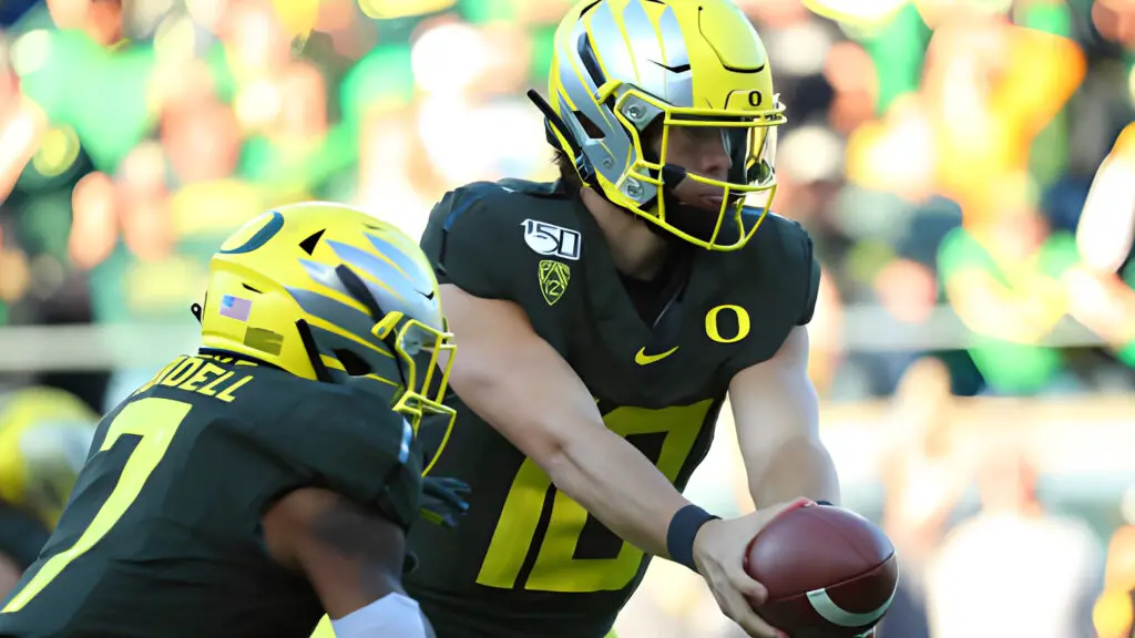 Oregon Ducks quarterback Justin Herbert hands the ball off to CJ Verdell in the first quarter against the California Golden Bears during their game