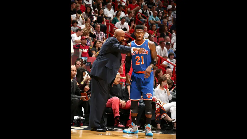 Former New York Knicks head coach Mike Woodson talks to Iman Shumpert during a game