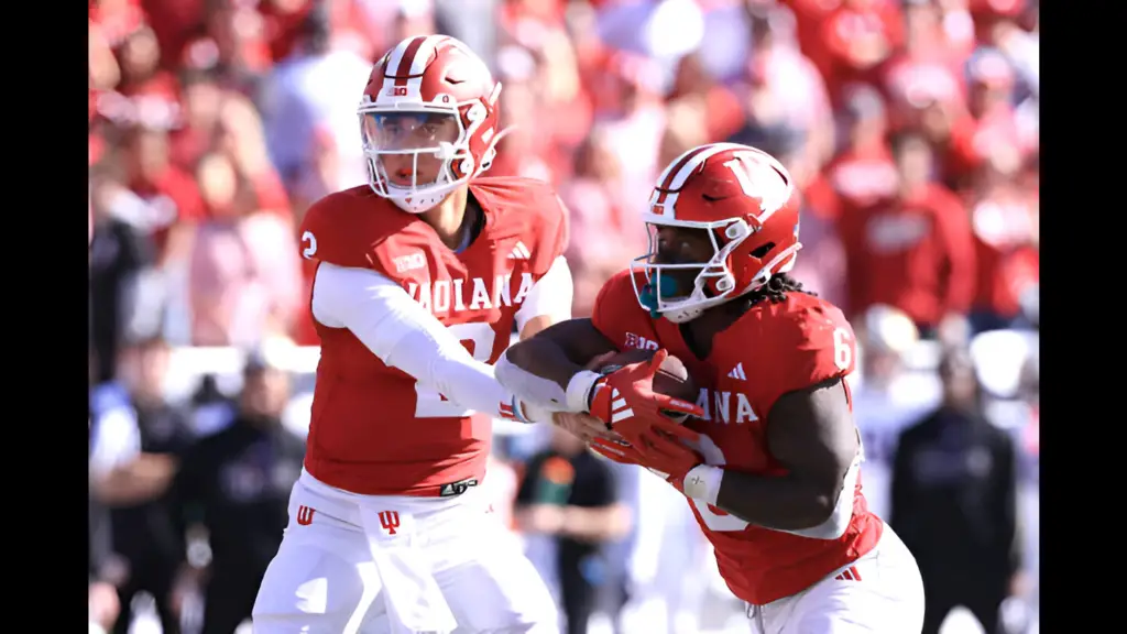 Indiana Hoosiers quarterback Tayven Jackson hands the ball off to Justice Ellison during the fourth quarter against the Washington Huskies