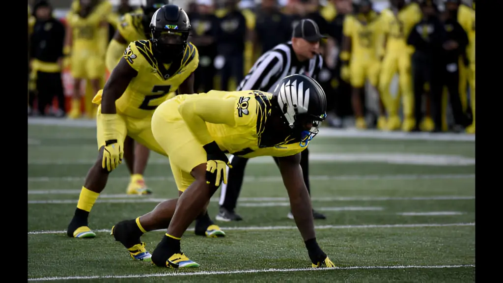 Oregon Ducks defensive end Jordan Burch gets set at the line during the first half of the game against the Michigan State Spartans