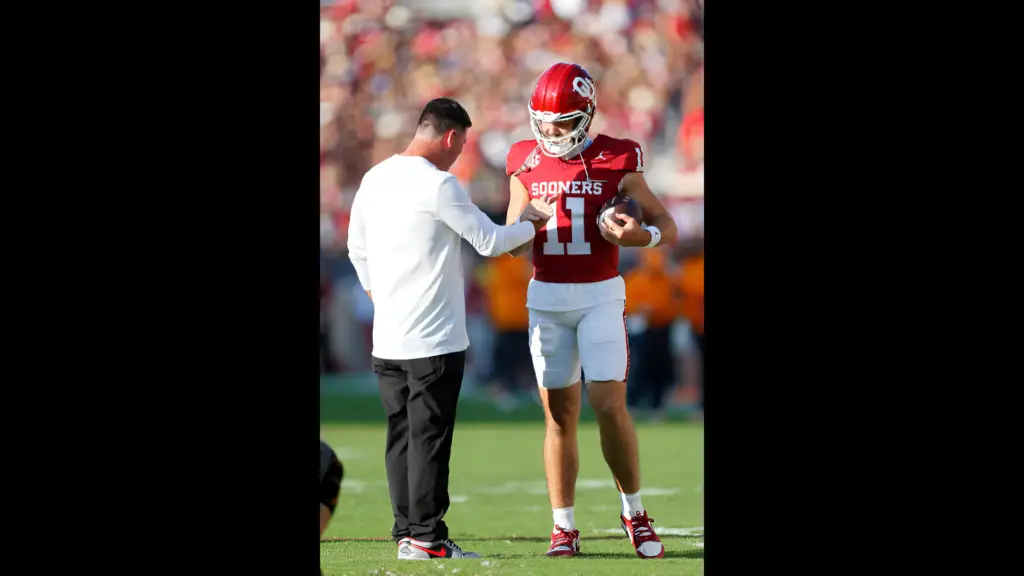 Former Oklahoma Sooners offensive coordinator Seth Littrell greets quarterback Jackson Arnold before the game against the Tennessee Volunteers