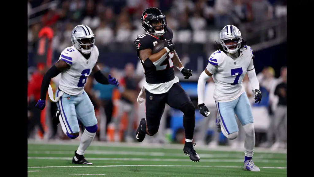 Houston Texans running back Joe Mixon runs the ball for a 45 yard touchdown against the Dallas Cowboys during the first quarter in the game