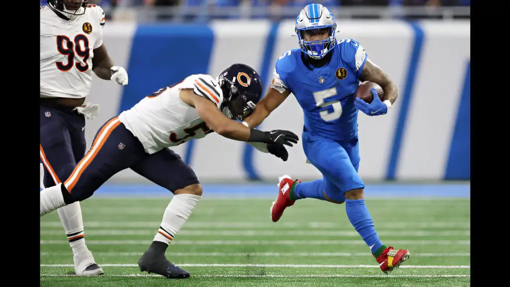 Detroit Lions running back David Montgomery runs for a first down against T.J. Edwards against the Chicago Bears during the first quarter